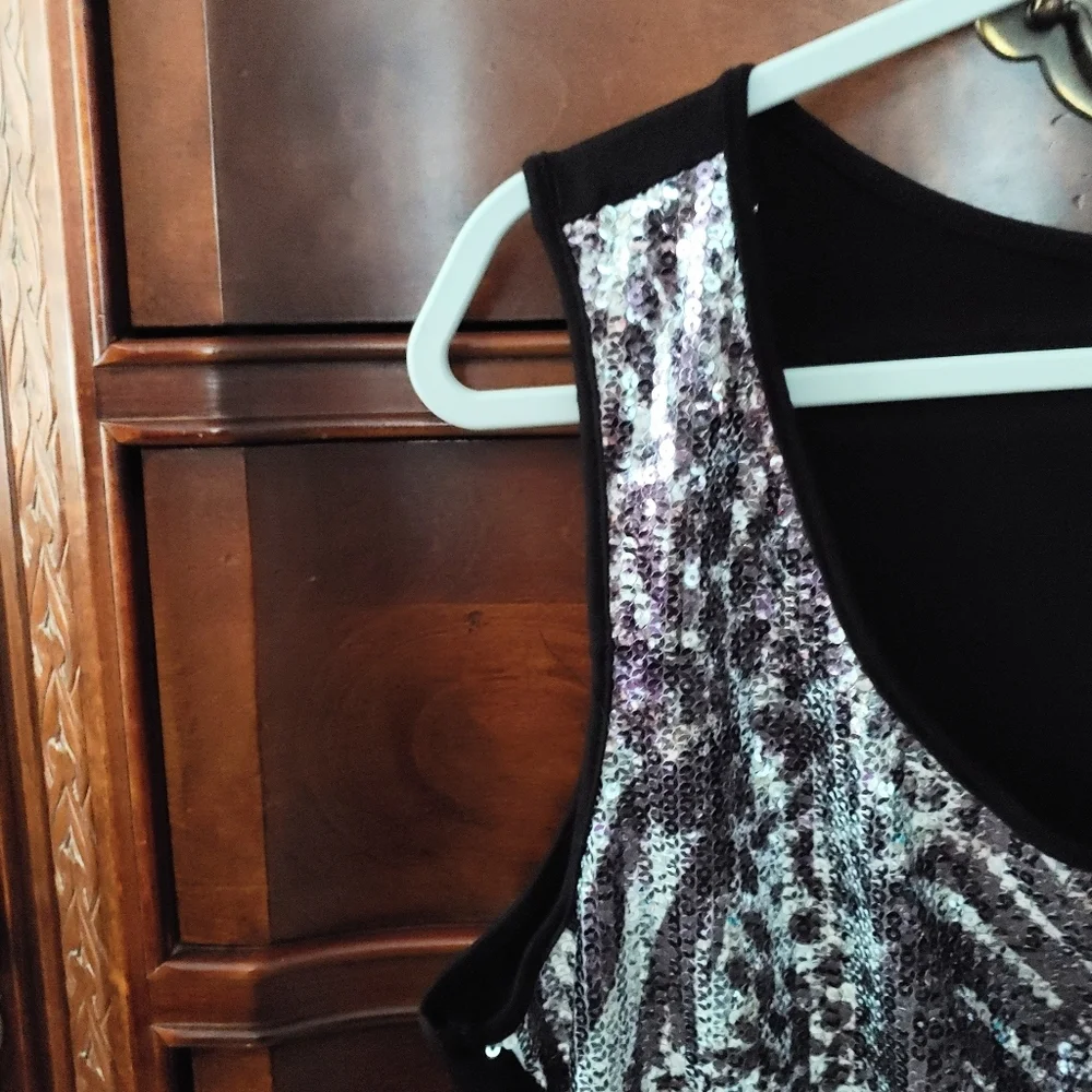 Moa Moa woman sleeveless sequin top. Black/silver. Size 3X - Picture 5 of 7